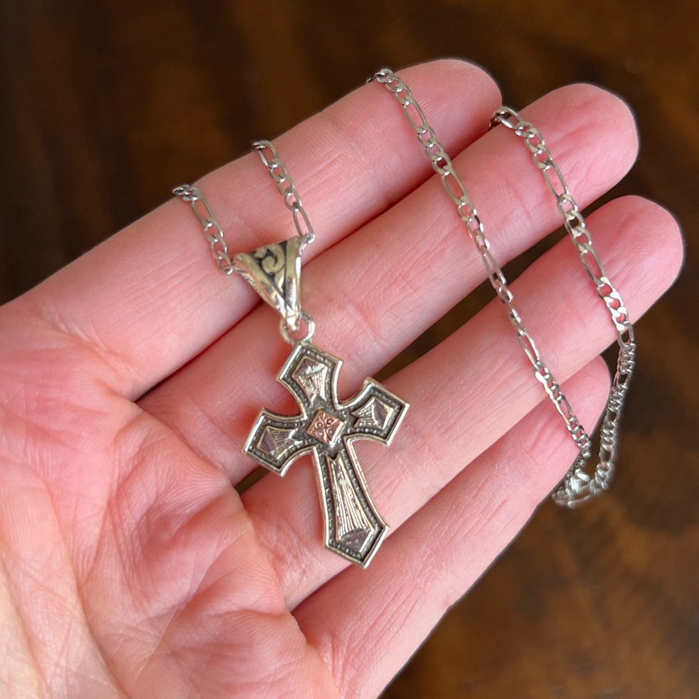 Montana Silversmith’s men’s cross necklace